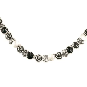 Collana con spirali e resina