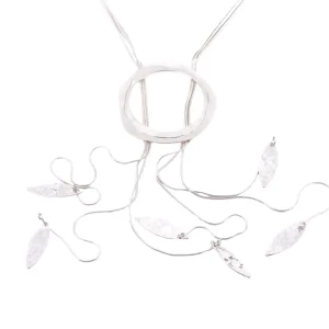 Collana cravatta cerchio e foglioline